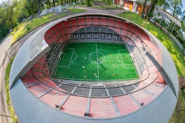 Kırmızı, siyah ve beyaz renkli, belirgin bir şekilde SHAKHTAR ve KHARKIV 'ı gösteren, Kyiv, Ukrayna 06-11-2024 modelini sergileyen dairesel, çok katmanlı bir spor stadyumu.