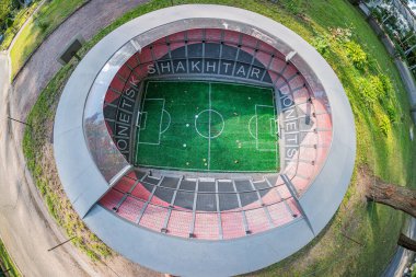 Görüntü, boş oturma alanı, desenli koltukları, belirgin STADIUM tabelaları, yer seviyesinde olası futbol sahası, Kyiv, Ukrayna 06-11-2024 ışıklandırma ekipmanlarıyla modern bir spor stadyumu gösteriyor.