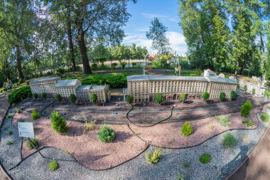 Simetrik cepheli büyüleyici bir klasik bina, pediatri, yurt pencereleri, iyi manikürlü bahçeler, resmi bahçe, tarafsız tonlar, karşıt bitki yaşamı, t Kyiv, Ukrayna 06-11-2024