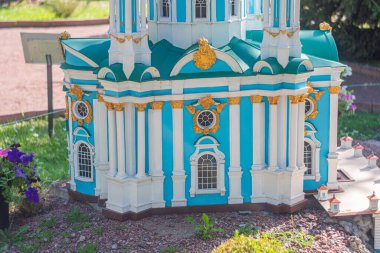 Çoklu kubbeleri ve soğan şekilli çatıları olan canlı, varlıklı bir Ukrayna Ortodoks kilisesinin titiz bir minyatür modeli olan model, Ornat Kyiv, Ukrayna 06-11-2024