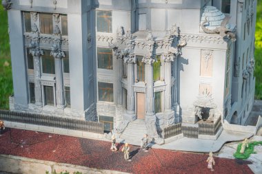 Korint sütunları, pedikürleri, koyları, pencereleri, kemerleri, heykelleri, tuğlaları ve denge, simetri ve ayrıntılara önem veren neoklasik bir binanın ayrıntılı bir modeli.