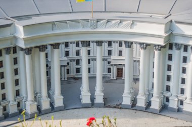 Ön planda cüsseli sınır, Doric sütunları ve aydınlık taş duvarlı bayrak direğine sahip klasik, simetrik bir bina resmi önem taşıyan Kyiv, Ukrayna 06-11-2024