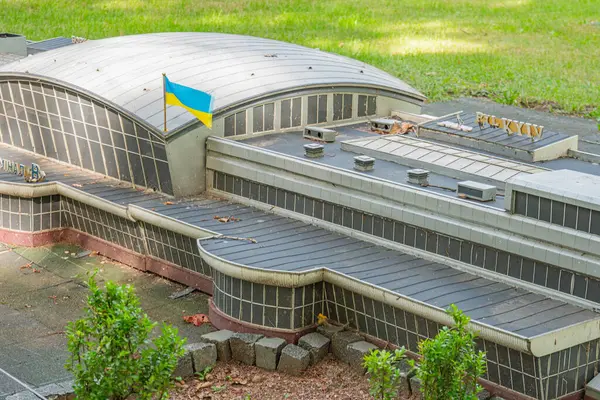 Çarpıcı bir 20. yüzyıl ortalarında, eğri çatılı ve uzun pencereli modern bir bina, geniş cam kullanımı sergiliyor. Karşıt renk şeması Kyiv, Ukrayna 06-11-2024 geometrik formunu vurguluyor.