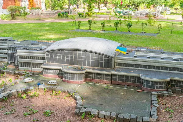 Geometrik formlara, şeffaflığa ve renk aksanına sahip modern bina, dinamik çatı hatları ve yeşilliklerle çevrili potansiyel balkon yarışları ile açıklığı birleştirir, Kyiv, Ukrayna 06-11-2024