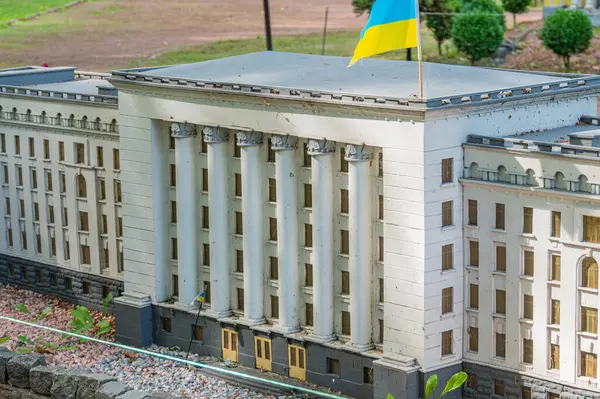 Ukrayna Parlamentosu 'nun Verkhovna Rada adlı resminde Neoklasik mimari sergilenen, merkezi bir yapı, birden fazla pencere, kaldırım taşı zemin ve Ukrayna fla Kyiv, Ukrayna 06-11-2024