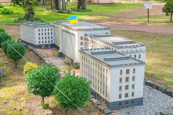 Ayrıntılı bir neoklasik mimari model ihtişam, simetri ve zanaatkarlık sergiliyor. Belirgin bir girişi, sütunlu birden fazla penceresi, toprak rengi pa Kyiv, Ukrayna 06-11-2024