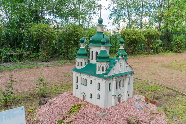 Görüntüde Ukrayna Ortodoks Kilisesi 'nin çeşitli soğan şekilli haçlarla karakterize edilmiş, beyaz duvarlar, yeşil kubbe çatıları, Kyiv, Ukrayna 06-11-2024