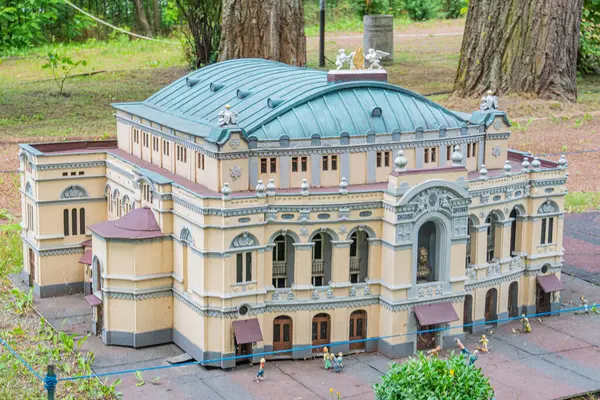 Merkezi bir kubbe ve daha küçük kubbelerin yer aldığı titizlikle hazırlanmış küçük bir büyük tiyatro. Kyiv, Ukrayna 06-11-2024 'e karşı açık havada sergilenen kemerli pencere ve kapılar var.