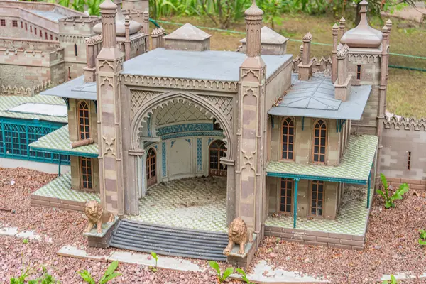 Baadshahi Camii 'nin minyatür modeli, Lahor, Pakistan, Babür döneminin ihtişamını ve mimari güzelliğini gözler önüne seriyor. Taşa benzer bir materyalle modellenmiş, I Kyiv, Ukrayna 06-11-2024 vurgulanıyor.