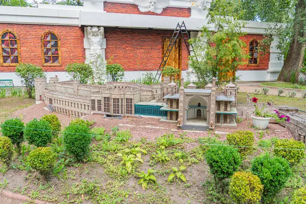 Klasik etkileri, çoklu seviyeleri, toprak rengi renklerini, peyzajı, detaylı işçiliği ve Ukrayna, Kyiv, 06-11-2024 'te hizmet sunan, tarihsel olarak önemli bir mimari modeldir.