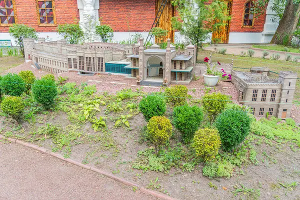 Çeşit çeşit çatı şekilleri ve inşaat detaylarıyla donatılmış çeşitli mimari tarzların sergilendiği büyüleyici, geleneksel bir köyün minyatür modeli, Ukrayna, Kyiv, 06-11-2024