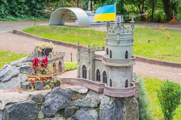 Minyatür bir Ukrayna şatosu modeli. Karmaşık detaylı ve potansiyel bir sanat eseri. Siperleri, bayrakları, etrafındaki ağaçları, Kırlangıç Yuvası 'nı, Ukrayna 06-11-2024.