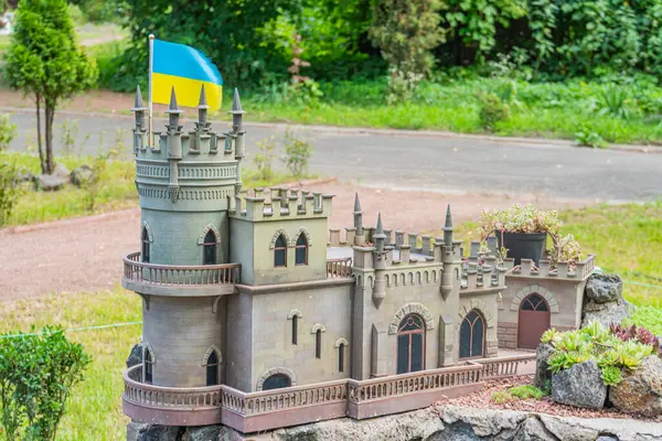 Minyatür bir Ukrayna şatosu modeli. Karmaşık detaylı ve potansiyel bir sanat eseri. Siperleri, bayrakları, etrafındaki ağaçları, Kırlangıç Yuvası 'nı, Ukrayna 06-11-2024.