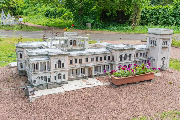 Muhtemel neoklasik ya da Gürcü etkisine sahip, birden fazla kat, balkon, karmaşık detaylar ve Kyiv, Ukrayna 06-11-2024