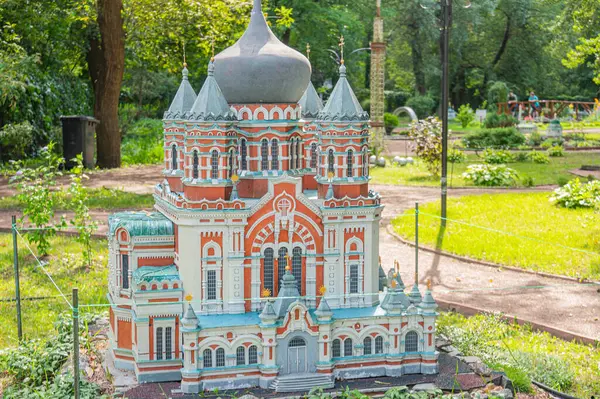 Soğan şekilli kubbeler ve canlı renklerle karakterize edilmiş geleneksel bir Ukrayna Ortodoks kilisesinin minyatür modeli yapı karmaşık ayrıntılar içeriyor ve bir sto Kyiv, Ukrayna 06-11-2024