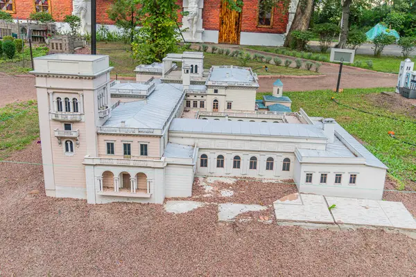 İyi korunmuş, simetrik pencere kapıları olan bir Avrupa klasik binası, girişin üstünde bir pedikür, çatıdaki olası yurt pencereleri, toprak rengi palet Kyiv, Ukrayna 06-11-2024