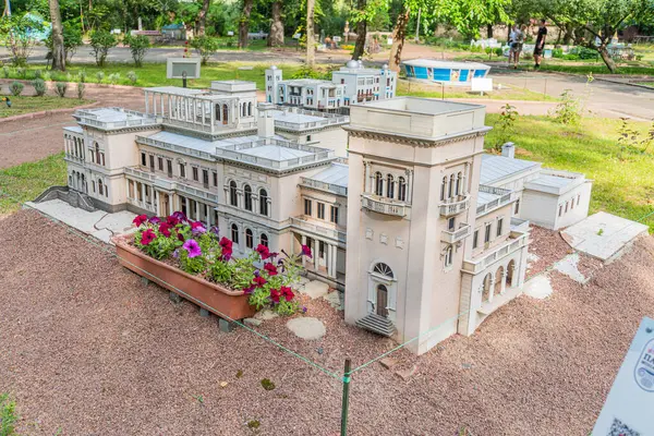 Açık renkli taş, simetrik pencereler, pedikür, dekoratif elementler, süsleme, yurt pencereleri, peyzaj alanı, ağaç, muhtemelen bir Kyiv, Ukrayna 06-11-2024