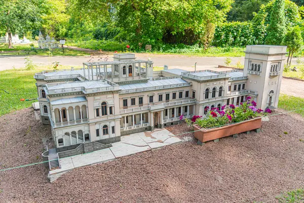 Le Corbusier ve Pierre Jeanneret 'in çağdaş başyapıtı Villa Savoye' nin büyüleyici bir görüntüsü, açık zemin kat planları, çatı bahçesi, pilotis, büyük pencereler, fl Kyiv, Ukrayna 06-11-2024