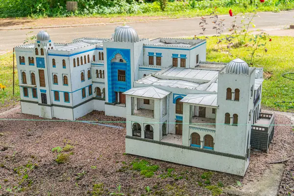 Çok katlı bir tarihi binanın renkli bir maketi, muhtemelen Akdeniz veya Ortadoğu 'da, kemerli kapı ve pencereleri olan, bir Kyiv, Ukrayna 06-11-2024' te çakıl zemine dayalı.