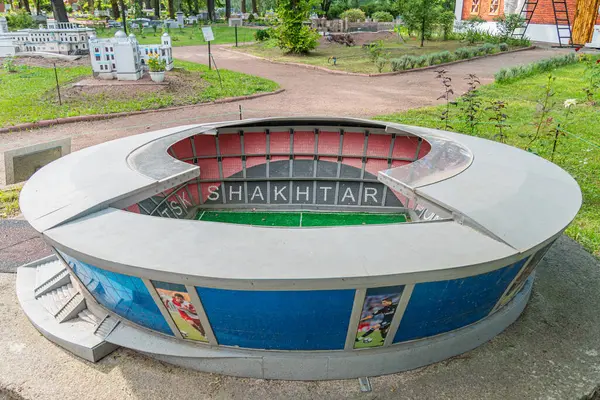 Merkezi girişi olan dairesel, işlevsel ama sanatsal bir yapı, futbol oynayan insanları gösteren bir mozaik, ve SHAKHTAR kelimesi belirgin bir şekilde bu Kyiv, Ukrayna 06-11-2024