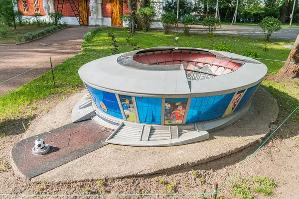 Metalik duvarları ve hafif kıvrımlı çatısı olan modern, dairesel bir bina çatıdaki havalandırma ya da süslemeleri içerir. Yeşil çevre Kyiv, Ukrayna 06-11-2024