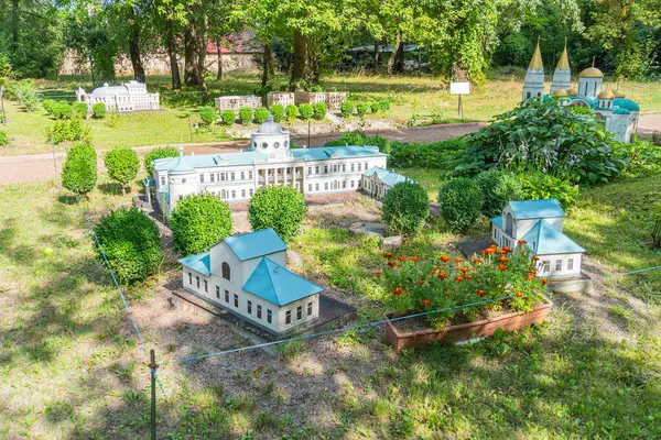 Özellikle Ukrayna 'nın dış bahçesinde Avrupa mimari tarzına sahip minyatür model binalar, merkezi bir büyük yapı ve uyumlu peyzaj manzarası Kyiv, Ukrayna 06-11-2024