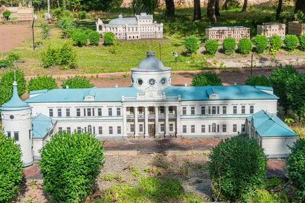 Çekici, küçük ölçekli, simetrik cepheli, iki belirgin sütunla çevrili neoklasik bir bina. Yapıda amblemli bir pedikür, çoklu baca Kyiv, Ukrayna 06-11-2024
