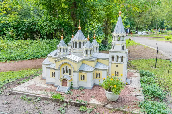 Çok sayıda kubbe ve haçın yer aldığı detaylı bir minyatür kilise modeli, büyük bir dini yapının özünü yakalıyor. Model, kubbe şekillerini, boyutlarını, Kyiv 'i, Ukrayna 06-11-2024' ü gösteriyor.