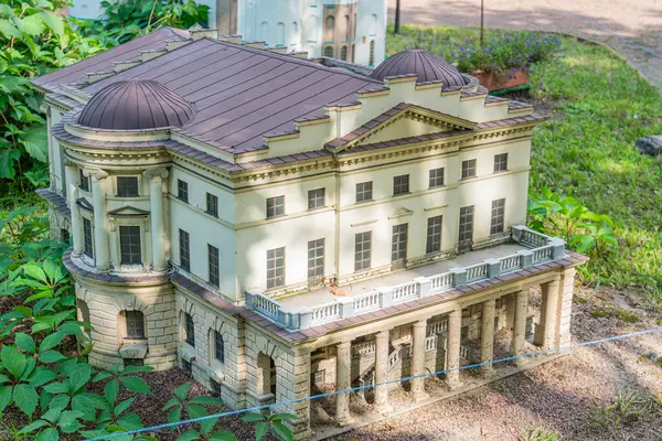 Neoklasik bir binanın detaylı bir minyatür modelinde bu mimari tarzın özünü ve unsurlarını yakalayan karmaşık işçilikler sergileniyor. Ön cephe Kyiv, Ukrayna 06-11-2024