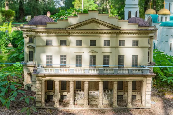 Simetrik cepheli, Dorik sütunlu, çoklu pencereli, panjurlu, çatıdaki kubbeli ve kubbeli neoklasik bir binanın detaylı maketi. Model Kyiv, Ukrayna 06-11-2024