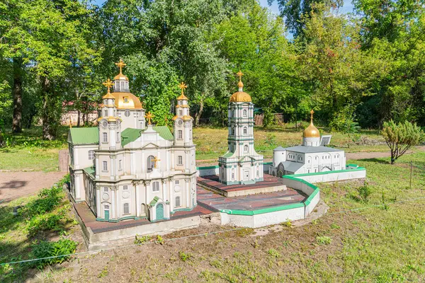 Minyatür bir Ukrayna Ortodoks kilise modeli, birden fazla kubbe ve altın aksanıyla ayrıntılı bir şekilde, Ukrayna, Kyiv, 06-11-2024 parkında sergileniyor.