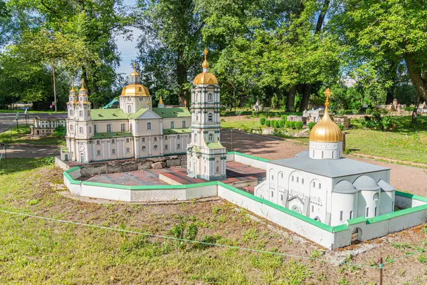 Doğu Ortodoks 'u temsil eden, muhtemelen İslami ve adapte olmuş üç adet minyatür geleneksel binanın yer aldığı eşsiz bir resim. Yapılar Ukrayna, Kyiv, 06-11-2024