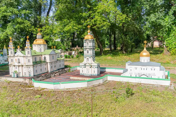 Merkezi bir katedral ve küçük binaların yer aldığı Ukrayna Ortodoks dini kompleksinin minyatür modeli geleneksel fresk desenleri, çapraz Kyiv, Ukrayna 06-11-2024 ile süslenmiş soğan şekilli kubbeler