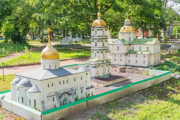 Çeşitli mimari tarzlara sahip binalar Osmanlı camii, Gotik katedrali, Yunan tapınağı kopyası, kuleye bağlı kale modeli zanaatkarlık ve hist Kyiv, Ukrayna 06-11-2024