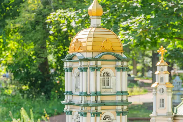 Soğan şekilli kubbeleri ve altın kaplamalı Ukrayna Ortodoks kilisesinin ayrıntılı bir minyatür modeli, doğal bir zemin üzerine kurulmuş modelde geleneksel mimari Kyiv, Ukrayna 06-11-2024 sergileniyor.