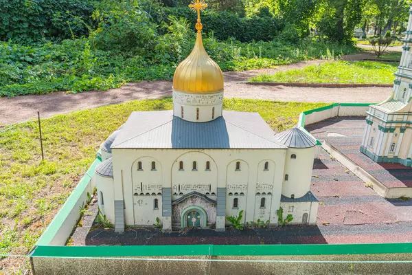 Ukrayna 'nın Ukrayna kenti Kyiv, 06-11-2024' te bir açık hava üssünde karmaşık mimari ve zanaatkarlık sergileyen minyatür bir Ukrayna Ortodoks kilise modelinin ayrıntılı bir görüntüsü.