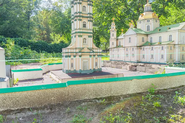 Çan kuleleri ve Saint Basils Cat Kyiv, Ukrayna 06-11-2024 gibi mimari tarzları taklit eden, karmaşık detaylar ve parlak renklerin sergilendiği iki geleneksel Ukrayna kilisesinin minyatür bir modeli.