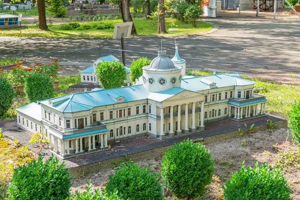 Yunan pedikürleri ve Dorik sütunları olan simetrik, klasik bir Avrupa binasının minyatür temsili, heykellerin yer aldığı Dünya renk paleti, manikürlü lan Kyiv, Ukrayna 06-11-2024