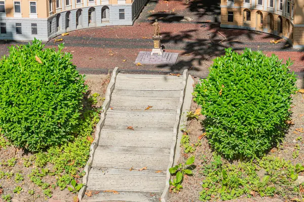 Klasik, taştan yapılmış bir kamu binası veya merdiveni iyi korunmuş bir kurumun görüntüsü Boş sahne davetkar ancak kentsel bir ortam sunuyor, zeka Kyiv, Ukrayna 06-11-2024