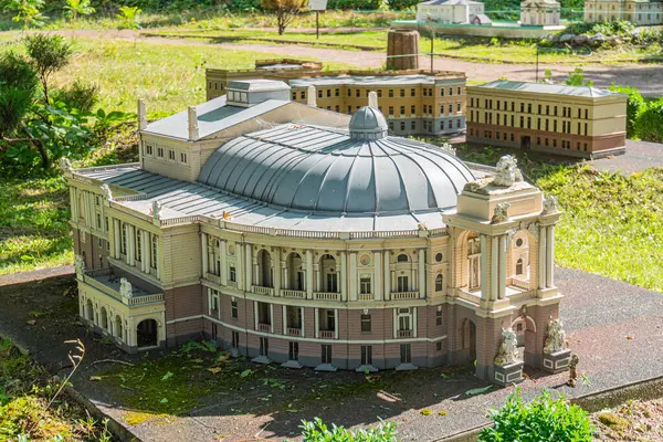 Kyiv 'deki Bolşoy Tiyatrosu' nun görüntüsü, Ukrayna Neoklasik mimarisi, merkez kubbe, sütunlar, heykeller, Ukrayna Barok tarzı, portiko ve pedikürlü giriş, büyük ark Kyiv, Ukrayna 06-11-2024