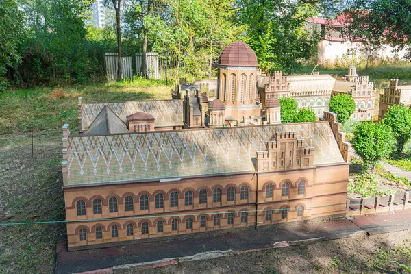 Bu plastik veya reçineden yapılmış BaroqueRococo tarzı bir binanın detaylı bir maketi. Birden fazla pencere ve simetrik düzenleme, asimetrik r Kyiv, Ukrayna 06-11-2024