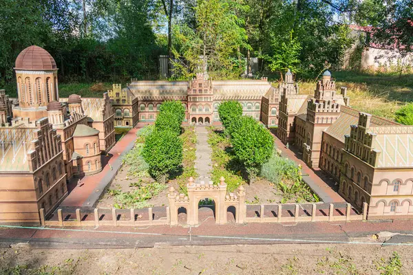 Eski bir Avrupa şehrinin ayrıntılı bir minyatür modeli, dekoratif mimarisi, çeşitli seviyeleri, sivri kemerleri ve karmaşık cepheleri var. Planda merkezi bir plaza, inte Kyiv, Ukrayna 06-11-2024 yer alıyor.