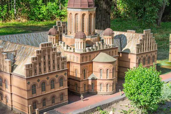 Değişen çatı çizgileri ve cephe tedavileri olan çok katlı tarihi bir binanın ayrıntılı bir modeli, muhtemelen bir kilise gibi Avrupa ortaçağ veya erken dönem modern yapısı veya Kyiv, Ukrayna, 06-11-2024