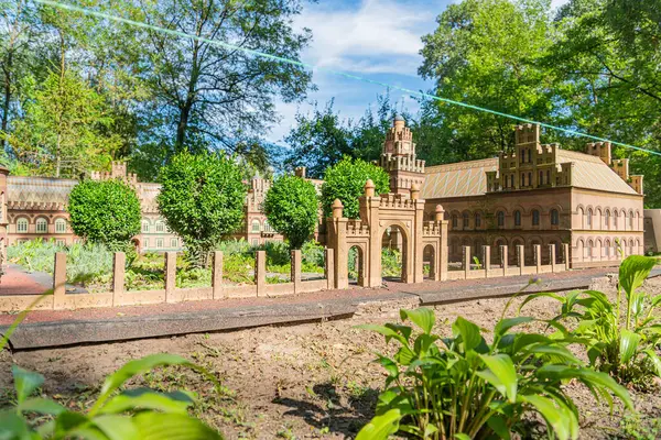 Tarihsel bir ortaçağ binasının detaylı bir minyatür modeli, birden fazla kat ve çeşitli pencere stilleri içeriyor, bir doğa zeminine karşı kurulmuş yapı süslenmiş ince zeka Kyiv, Ukrayna 06-11-2024