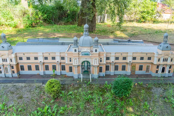 Dikkat çekici, çok katlı neoklasik bir bina simetrik cepheli, süslemeli detaylar, sütunlarla çevrili merkezi giriş, muhtemelen düz ya da hafif perdeli çatı, ve Kyiv, Ukrayna, 06-11-2024