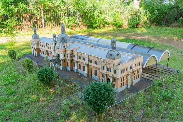 Çoklu kuleleri ve kuleleri olan yıpranmış bir Gotik kilise ya da katedralin açık hava modeli, karmaşık çapraz detayları içeriyor. Yapının mimari unsurları Kyiv, Ukrayna 06-11-2024