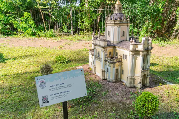 Klasik elementlerle süslenmiş küçük, karmaşık detaylı bir Avrupa kalesi modeli model, Ukrayna, Kyiv, 06-11-2024 sergi alanında sergilenmektedir.