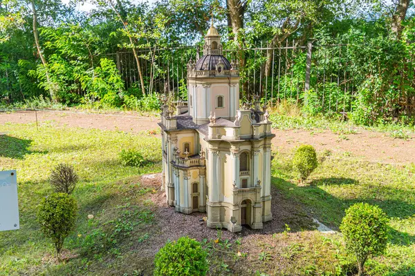 Gotik Uyanış 'ın minyatür kilise modeli, detaylı mimari ve boyalı cam unsurları sergiliyor, özel Kyiv, Ukrayna 06-11-2024 özel bir kol kapsamında bir bahçe veya park ortamında sergileniyor.