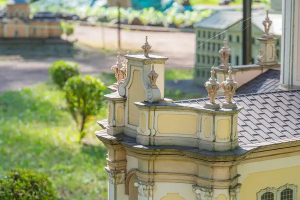 Düz çatı çizgisi, büyük pencereler, dekoratif sütunlar, balkon, sıva işçiliği cephesi, taş veya tuğla yapı elemesi Kyiv, Ukrayna 06-11-2024