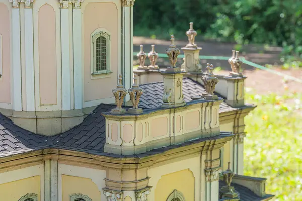 Bir Gotik-Barok tarzı katedralchurch modeli soğan kubbesi, karmaşık ön cephe dekorasyonları, sivri uçlu pencereler ve kopyalanmış taş mermer dokular Açık hava seti Kyiv, Ukrayna 06-11-2024